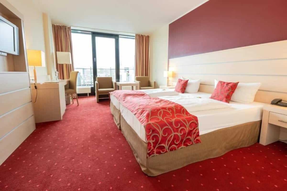 In-room safe, desk, blackout drapes, soundproofing