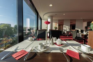 In-room safe, desk, blackout drapes, soundproofing - Aspire AcarA Oldenburg, Trademark Collection by Wyndham (Oldenburg)