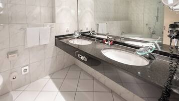 Suite, 1 King-Bett | Badezimmer | Haartrockner, Handtücher, Seife, Shampoo