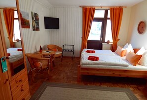 Kamer, 1 twee- of 2 eenpersoonsbedden | Een kluis op de kamer, een bureau, gratis wifi, beddengoed