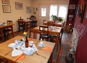 Desayuno buffet diario (EUR 7 por persona)