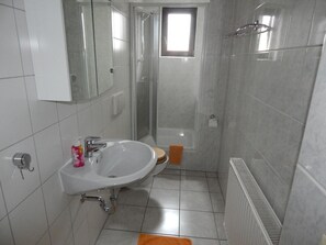 Double or Twin Room | Bathroom | Shower, hair dryer, towels