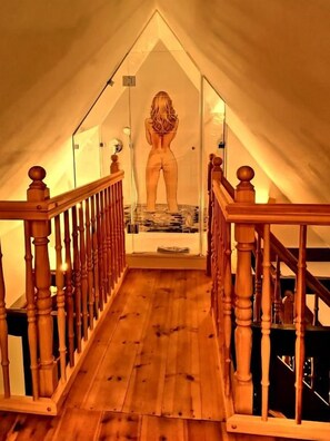 A wooden staircase leading to a room with a glass door. - Hotel Denkmal 13 - Wismar (Wismar)