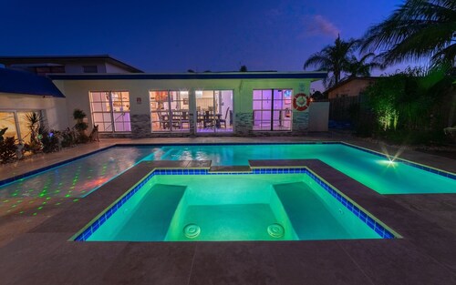 Heated pool with jacuzzi, 9mins to the Beach.