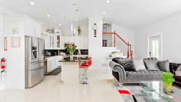 TV connectée, cheminée, baby-foot, livres