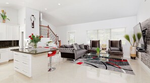 Smart TV, fireplace, table football, books - Heated pool with jacuzzi, 9mins to the Beach. (Boynton Beach)