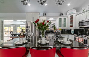 Réfrigérateur, four à micro-ondes, un four, surface de cuisson