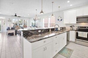 冷蔵庫、電子レンジ、オーブン、コンロ