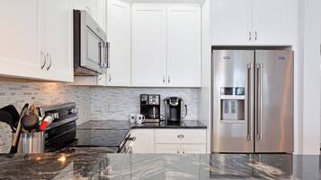 Geladeira, micro-ondas, fogão, cooktop