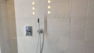 Dusche im Bad