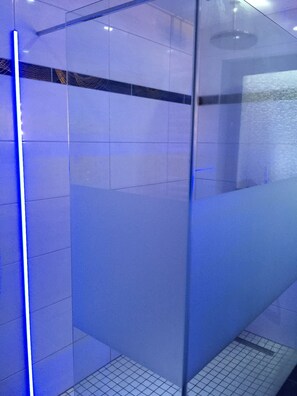 Shower, rainfall showerhead, towels - Gästehaus Peterhoff (Dueren)