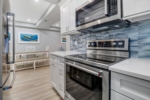 Fridge, microwave, oven, stovetop - GORGEOUS Bonita Beach, New Remodeled Condo, Ground Floor, 1 Min Walk to Beach, Free WiFi & Parking! (Bonita Springs)