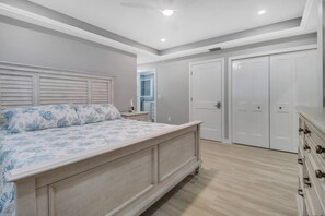 1 bedroom, memory-foam beds, iron/ironing board, free WiFi - GORGEOUS Bonita Beach, New Remodeled Condo, Ground Floor, 1 Min Walk to Beach, Free WiFi & Parking! (Bonita Springs)