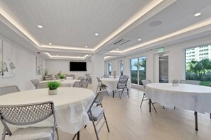 Dining - GORGEOUS Bonita Beach, New Remodeled Condo, Ground Floor, 1 Min Walk to Beach, Free WiFi & Parking! (Bonita Springs)