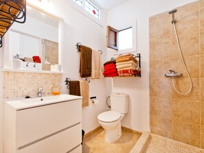 Suihku, hiustenkuivaaja, pyyhkeet, saippua