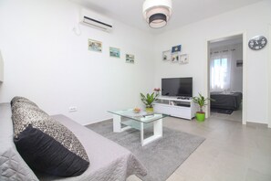 2 bedrooms, in-room safe, iron/ironing board, free WiFi