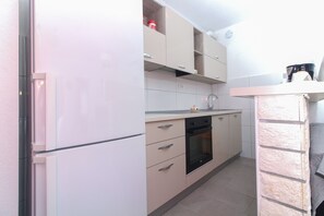 Kylskåp, mikrovågsugn, ugn och diskmaskin