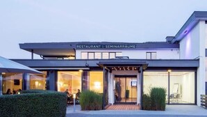 A modern hotel with a restaurant and seminar rooms. - Hotel Al Ponte (Wiedlisbach)