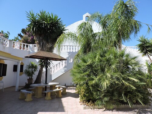 Chalet for 14 people at 900 meters from the beach in the Dehesa de Roche in Conil