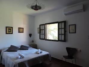 7 makuuhuonetta, tallelokero huoneessa, silitysrauta/-lauta