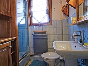 Sèche-cheveux, serviettes fournies, savon, papier toilette