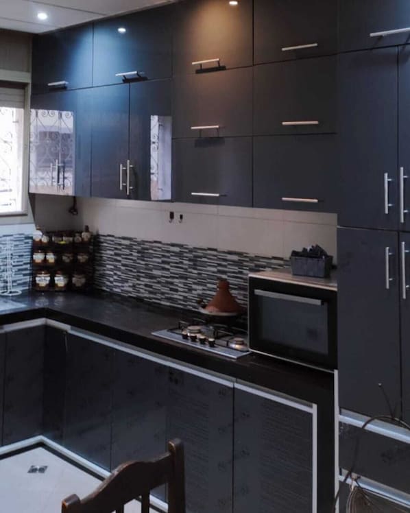 Fridge, oven, coffee/tea maker, blender