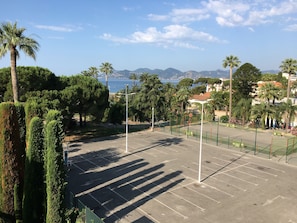 Sports court - CANNES,  F2 Furnished direct beach, at the foot of Suquet, 800 m Palais Festival (Cannes)