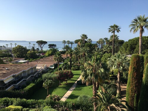 CANNES,  F2 Furnished direct beach, at the foot of Suquet, 800 m Palais Festival