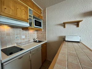 KĂŒhlschrank, Ofen, GeschirrspĂŒler, Wasserkocher mit Kaffee-/Teezubehör