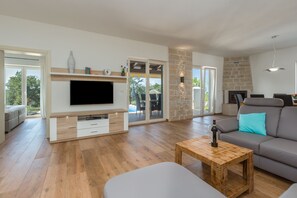 Een smart-tv, een open haard, een dvd-speler en een filmbibliotheek