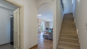 Ein geräumiger Flur mit einer Treppe, die in einen Wohnbereich führt.