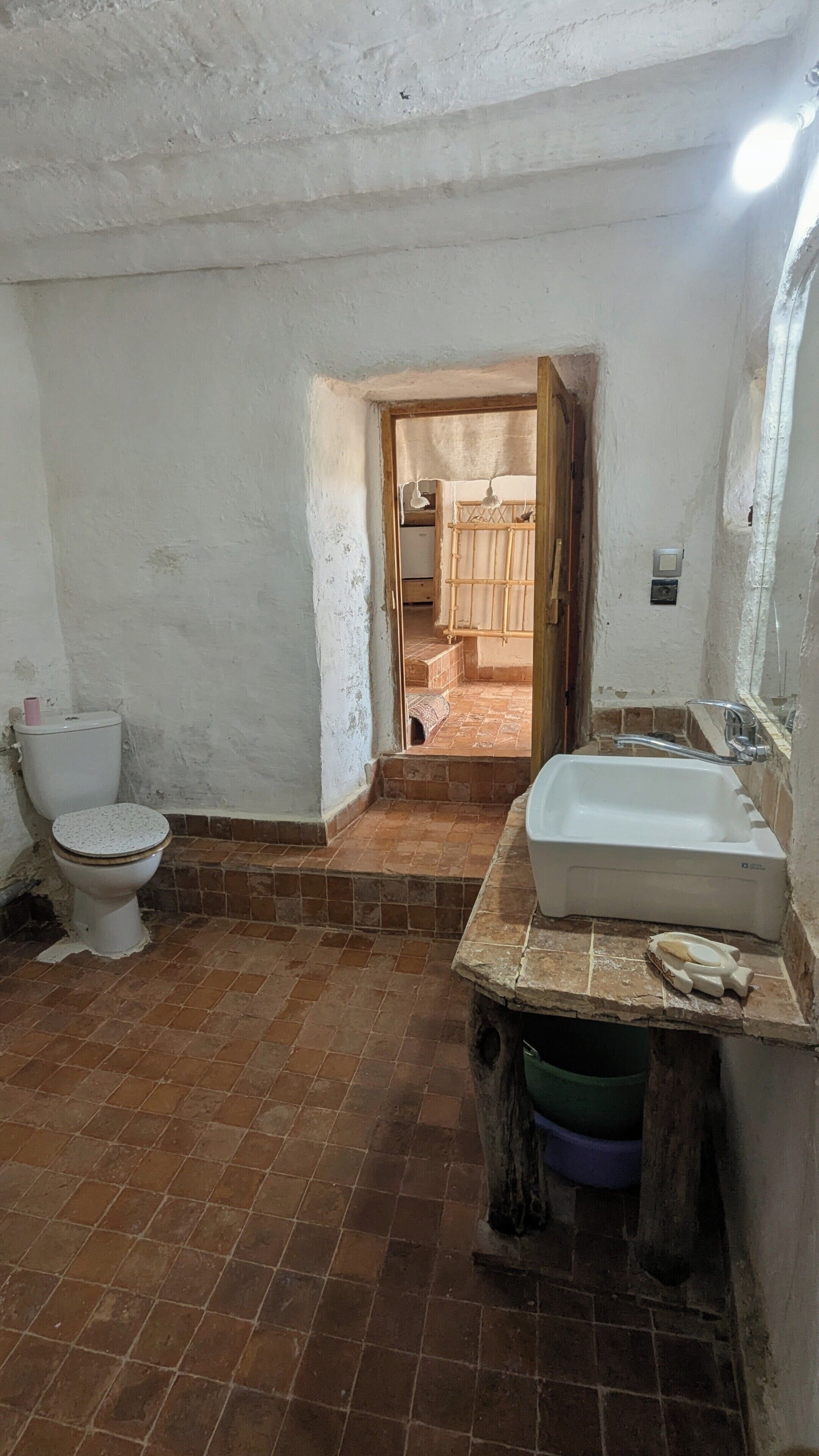 Ein Badezimmer mit Toilette, Waschbecken und Duschbereich.