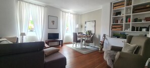 TV, books, music library, stereo - Cozy apartment in the middle of the wine region Southern Wine Route. (Böchingen)