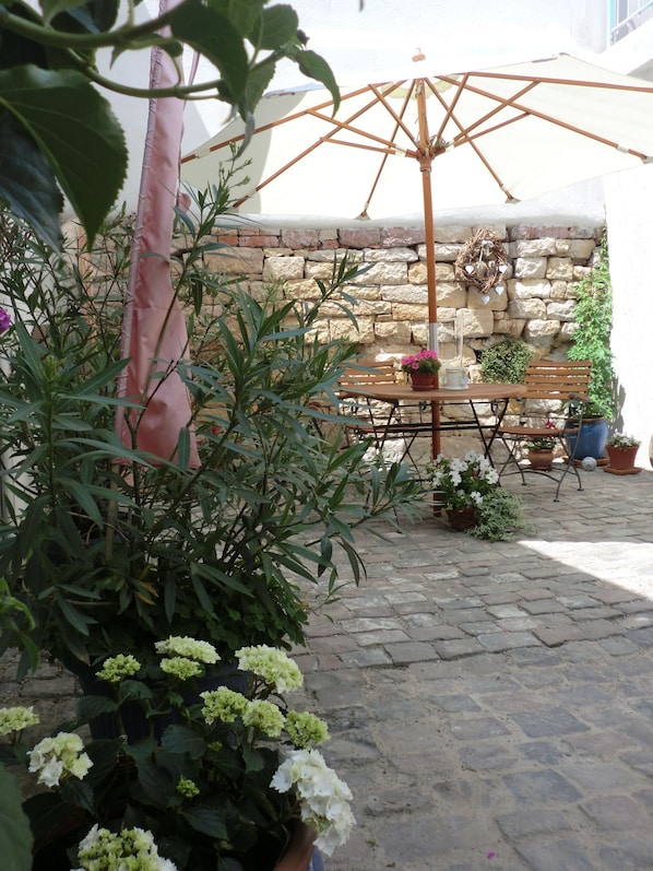 Outdoor dining - Cozy apartment in the middle of the wine region Southern Wine Route. (Böchingen)