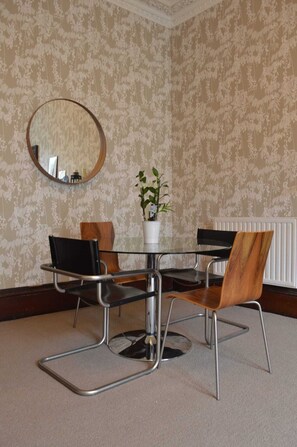 Apartment (2 Bedrooms) | Private kitchen | Fridge, microwave, oven, stovetop - Spacious 2 Bedroom Apartment by the Meadows (Edinburgh)