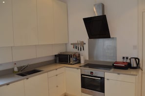 Căn hộ (2 Bedrooms) | Bếp riêng | Tủ lạnh, lò vi sóng, lò nướng, bếp nấu 