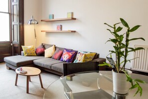 Apart Daire (2 Bedrooms) | Oturma odası | Televizyon, şömine