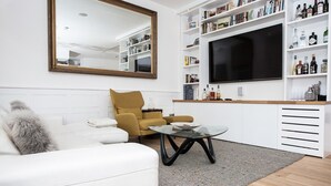 Apartment (2 Bedrooms) | Wohnzimmer | Fernseher