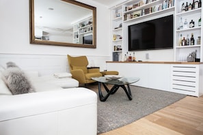 Apartment (2 Bedrooms) | Living room