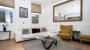 Apartment (2 Bedrooms) | Wohnzimmer | Fernseher