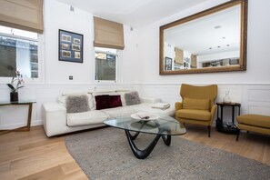Apartment (2 Bedrooms) | Living room | TV - Luxurious 2 Bedroom Apartment In The Heart Of Old Street (London)