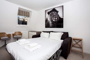 Apartment (2 Bedrooms) | 2 bedrooms, desk, iron/ironing board, free WiFi - Luxurious 2 Bedroom Apartment In The Heart Of Old Street (London)