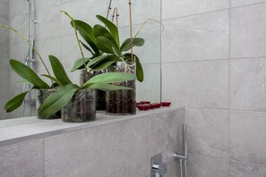 Apartment (2 Bedrooms) | Bathroom | Separate bathtub and shower, free toiletries - Luxurious 2 Bedroom Apartment In The Heart Of Old Street (London)