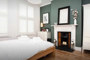 Apartment (2 Bedrooms) | 2 bedrooms, laptop workspace, iron/ironing board, bed sheets - Stylish Newly Refurbished 2 Bedroom Flat With Terrace (London)