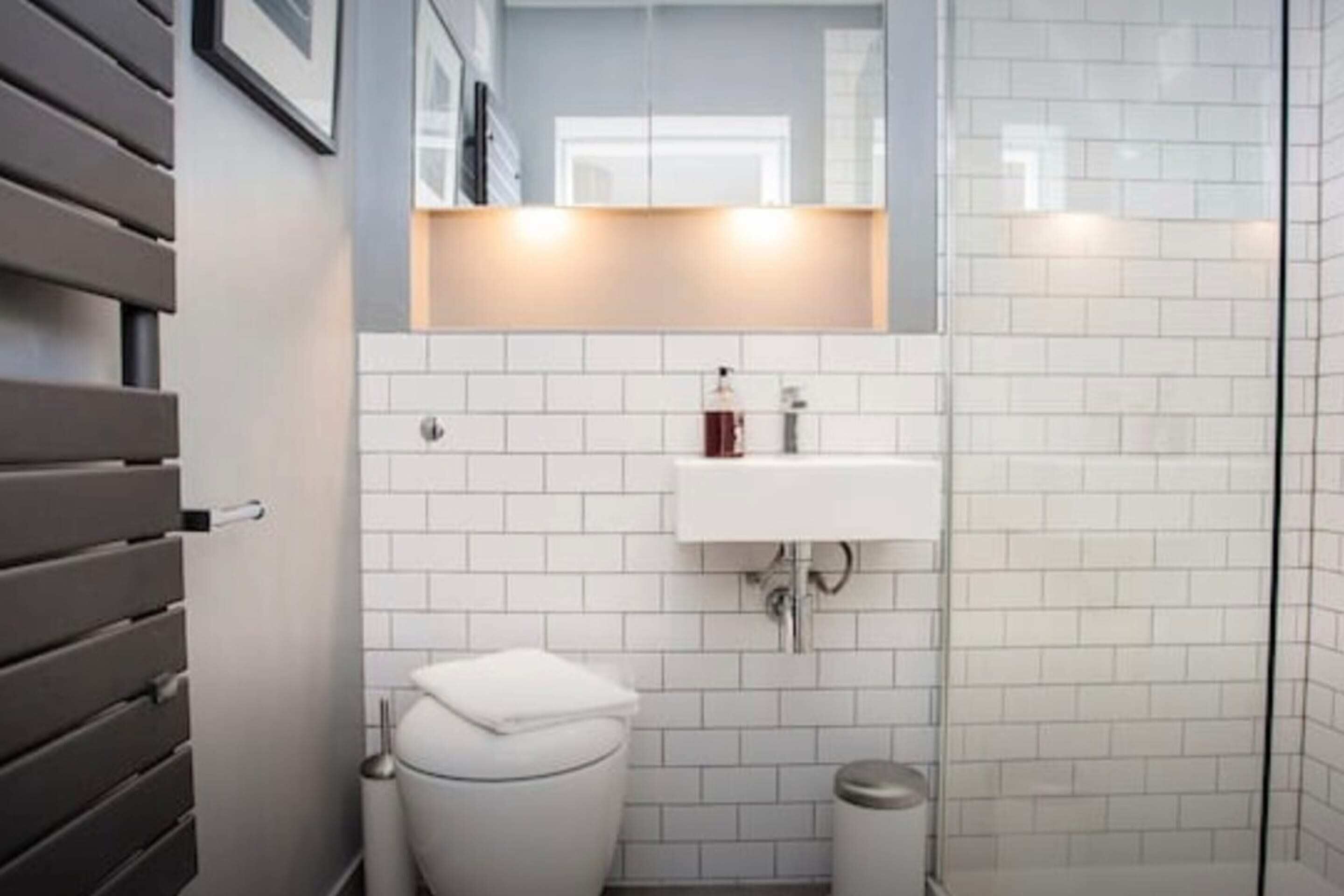 Apartamento (2 Bedrooms) | Banheiro | Chuveiro, secador de cabelo, toalhas de banho, sabonete