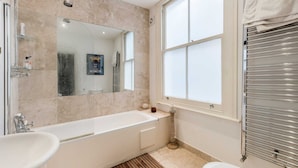 Apartment (1 Bedroom) | Bathroom | Towels, soap, shampoo, toilet paper - Stylish Brixton 1-bed Flat With a Terrace (London)