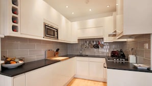 Apartment (1 Bedroom) | Private kitchen | Microwave, oven, stovetop, electric kettle - Stylish Brixton 1-bed Flat With a Terrace (London)