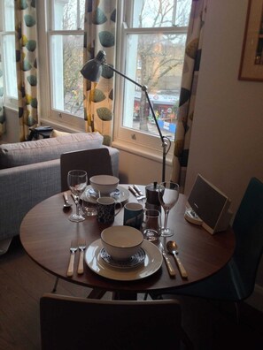 Appartement (2 Bedrooms) | Cuisine privée | Réfrigérateur, micro-ondes, four, plaque de cuisson