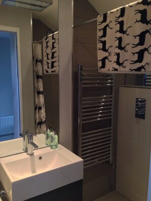 Bathroom - Central Smart Spacious 2 Bedroom Apartment (London)