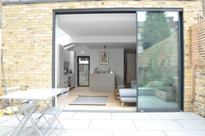 Property grounds - Spacious 2 Bedroom Home With Outdoor Patio (London)